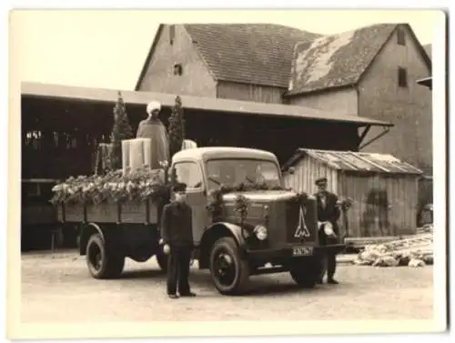 Fotografie Lastwagen Magirus-Deutz, LKW-Pritsche als Festwagen mit Heiligen-Statue