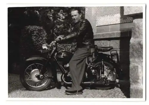 Fotografie Motorrad Adler M250, Fahrer mit Lederjacke auf Krad sitzend