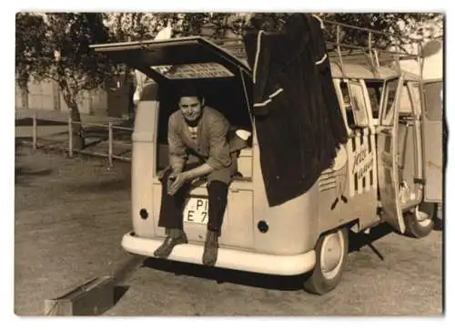 Fotografie Auto Volkswagen VW Bulli T1, Eisverkäufer im Transporter mit Langnese Reklame