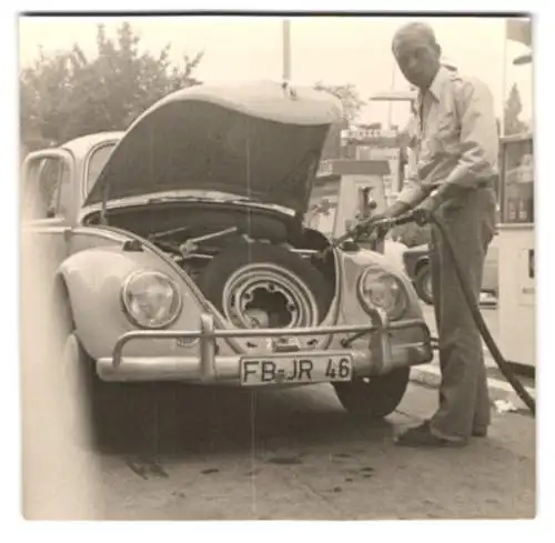 Fotografie Mann betrankt seinen VW Käfer, Kennzeichen: FB-JR 46