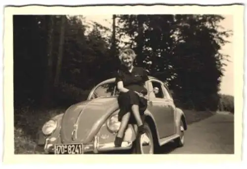 Fotografie Frau posiert auf einer VW Käfer Motorhaube, Kennzeichen: H70-8241