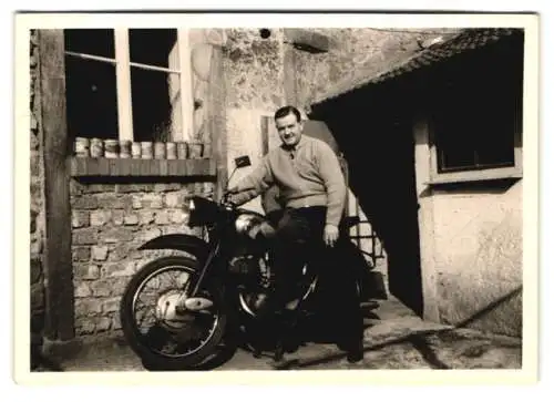 Fotografie Herr neben seinem NSU Motorrad vor dem Schuppen