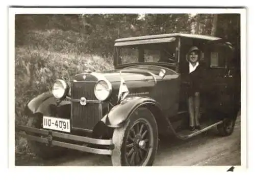 Fotografie Dame im Essex Auto mit Kennzeichen: IIU.4091