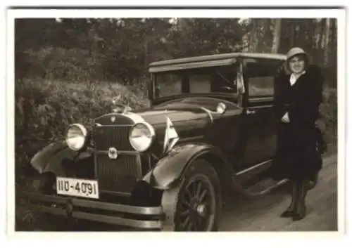 Fotografie Essex Auto mit Kennzeiche: IIU-4091, junge Frau im Pelzmantel