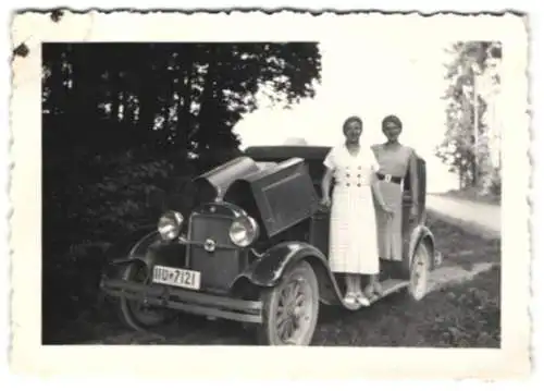 Fotografie Essex Auto mit aufgeklappter Motorhaube, zwei junge Frau posieren daneben