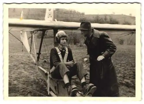 Fotografie junger Mann als Pilot im UHU Segelflugzeug vor dem Start