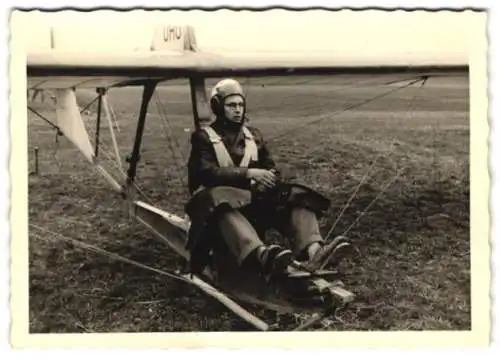 Fotografie Pilot im Ledermantel mit Helm im UHU Segelflugzeug