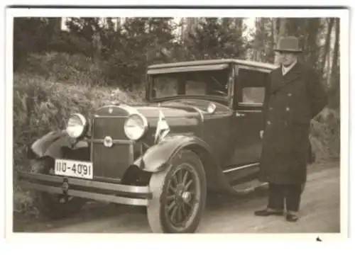 Fotografie Herr neben seinem Essex Auto, Kennzeichen IIU-4091