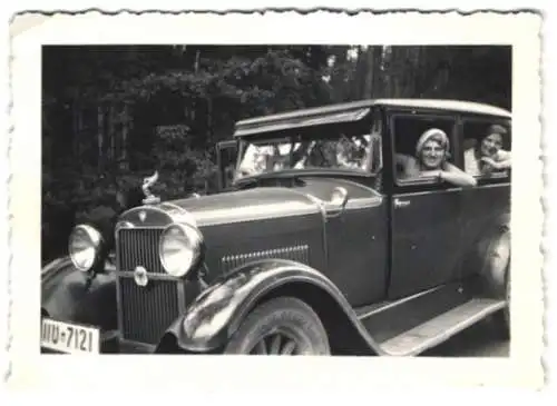 Fotografie zwei junge Frauen in einem Essex Auto, Kennzeichen: IIU-7121