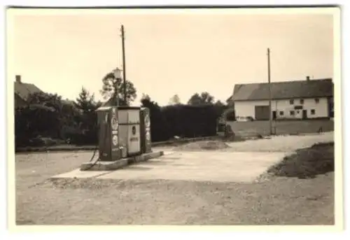 Fotografie 2.WK, einzelstehende DEA Tankstelle vor einem Gehöft, 1953