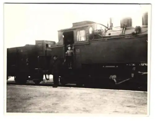 Fotografie Lokführer mit seinem Sohn an der Eisenbahn Lok