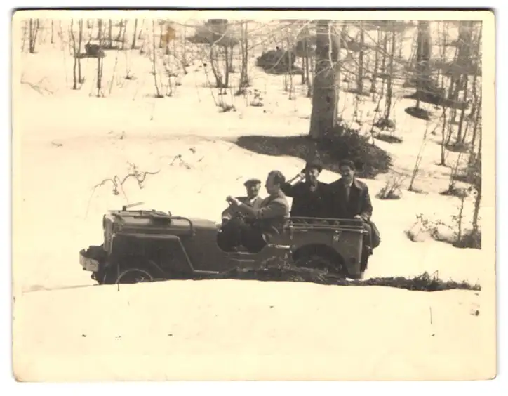 Fotografie vier Herren bei einer Ausfahr mit Willys Jeep im Winter 0