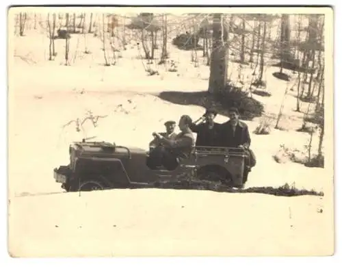 Fotografie vier Herren bei einer Ausfahr mit Willys Jeep im Winter