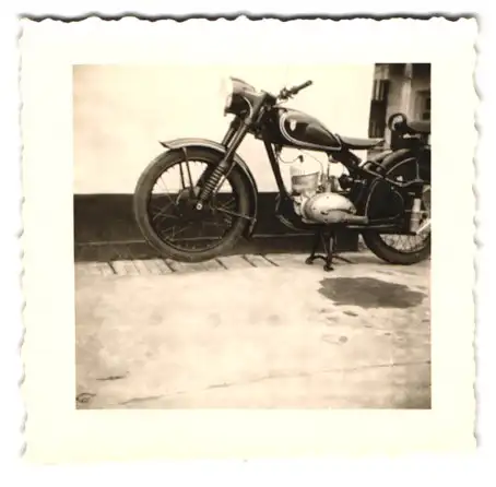 Fotografie Liebisch, Schifferstadt, DKW Motorrad auf Ständer aufgebockt