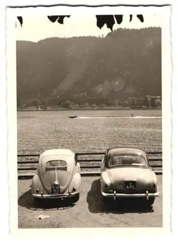 Fotografie VW-Käfer und Renault Auto mit Blick auf einen See