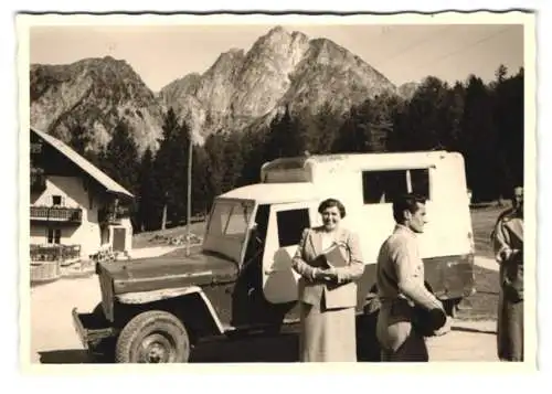 Fotografie Willys Jeep mit Heck-Aufbau in den Bergen