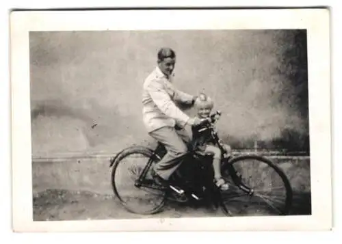 Fotografie Vater mit seiner kleinen Tochter auf dem Fahrrad