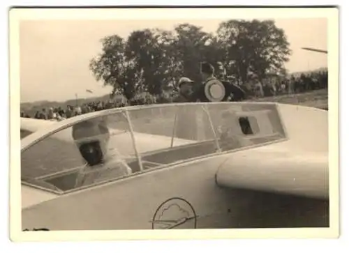 Fotografie Mann in seinem Segelflugzeug samt Passagier mit Kamera