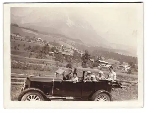 Fotografie sechs Leute im Auto zur Dutafahrt im Juli 1928