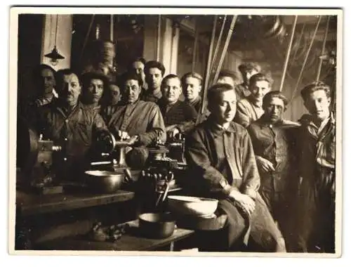 Fotografie Arbeiter in einer Maschinenfabrik an einer Werkbank mit Drechselmaschine