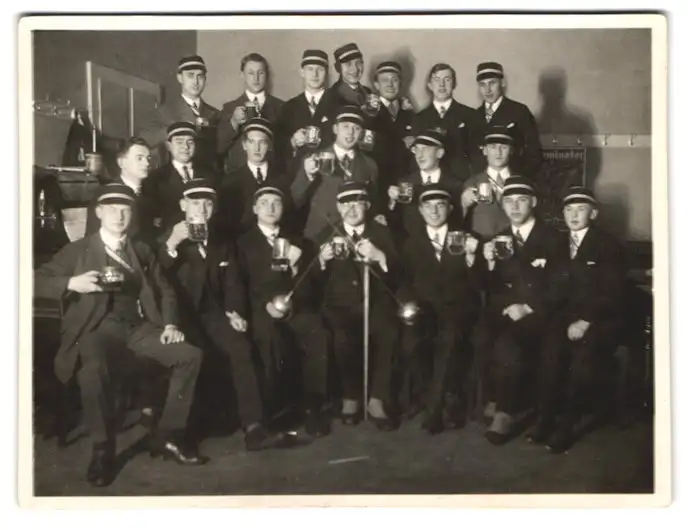 Fotografie Ansicht Radeberg-Ullersdorf, Studenten der höheren Mathematik in der Schmiedeschänke samt Schläger, 1929 0