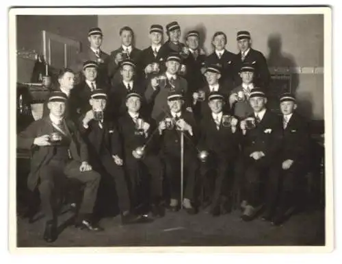 Fotografie Ansicht Radeberg-Ullersdorf, Studenten der höheren Mathematik in der Schmiedeschänke samt Schläger, 1929