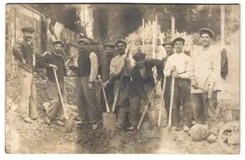 Fotografie Strassenbauer mit Spaten und Hammer beim Strassenbau