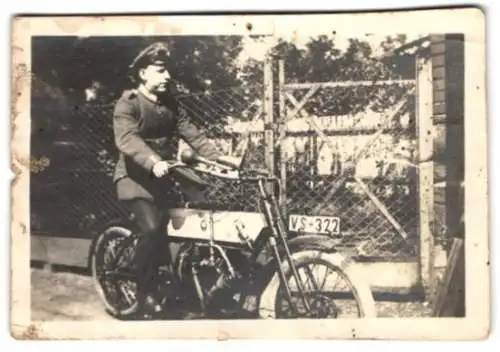 Fotografie Soldat in Feldgrau Uniform auf seinem NSU Dienstmotorrad, Kennzeichen VS-322