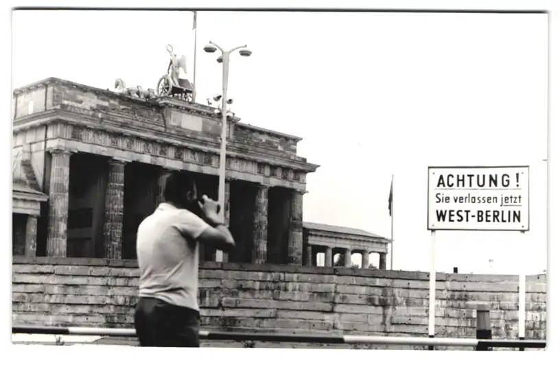 Fotografie Ansicht Berlin-Ost, Blick von Westberlin auf das Brandenburger Tor nach Ost-Berlin, Warnung Schild 0