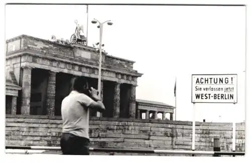 Fotografie Ansicht Berlin-Ost, Blick von Westberlin auf das Brandenburger Tor nach Ost-Berlin, Warnung Schild