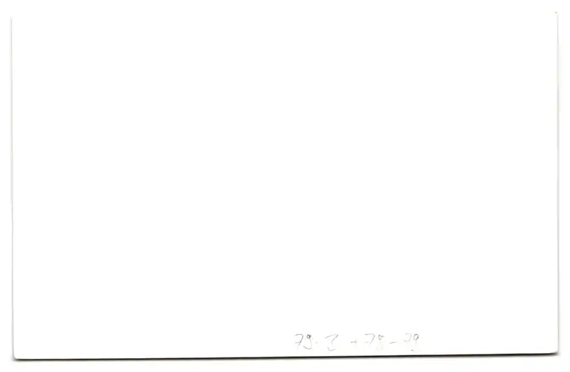 Fotografie Ansicht Berlin-Ost, Blick von Westberlin auf das Brandenburger Tor nach Ost-Berlin, Warnung Schild 1