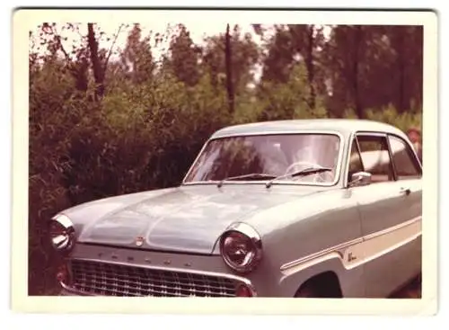 Fotografie Auto Ford Taunus parkt im Wald