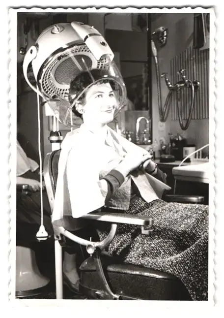 Fotografie Frau beim Frisör unter einer Trockenhaube 0