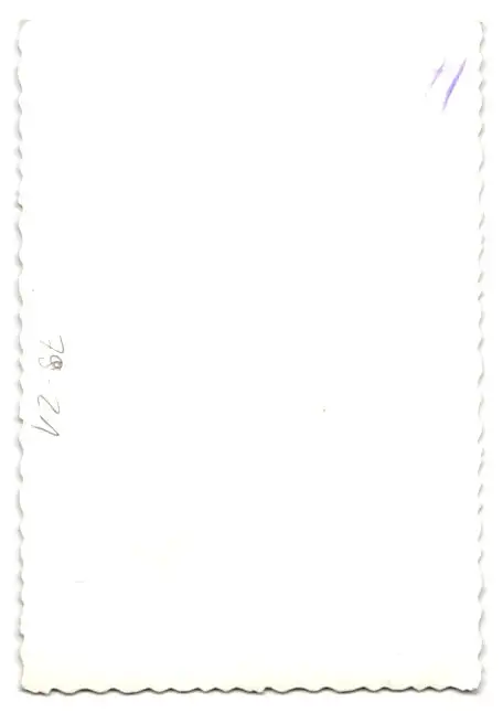 Fotografie Frau beim Frisör unter einer Trockenhaube 1