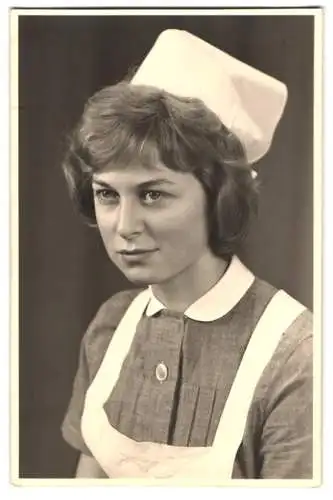 Fotografie Krankenschwester in Uniform mit Häubchen