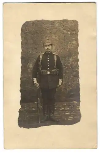 Fotografie badischer Soldat in Uniform mit Pickelhaube Ersatz und Gewehr bei Fuss, Kriegsausmarsch