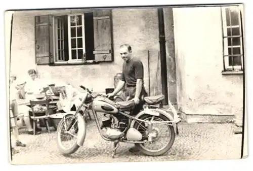 Fotografie Mann mit seinem MZ RT 125 Motorrad im Hof, Frauen schälen Kartoffeln im Hintergrund