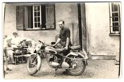 Fotografie Motorrad MZ RT 125, Mann posiert neben seinem Motorrad