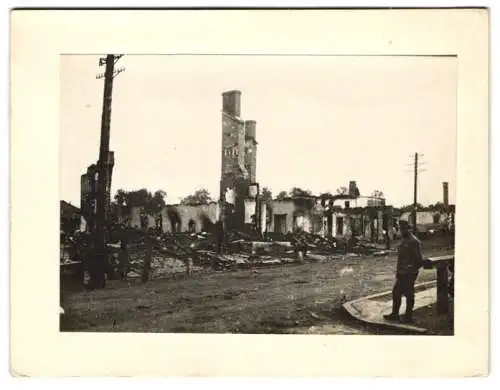 Fotografie Ansicht Snjatyn, Soldat in der vom Kriege zerstörten Stadt, Trümmer