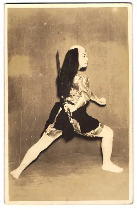 Fotografie japanischer Kabuki Schauspieler Nakamura Kichiemon I. in einer Kampfszene 0
