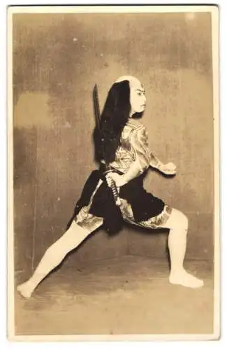 Fotografie japanischer Kabuki Schauspieler Nakamura Kichiemon I. in einer Kampfszene