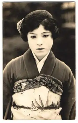 Fotografie junge Geisha in traditioneller Kleidung