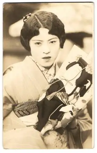 Fotografie junge Geisha / Oiran in Tracht mit Fächer