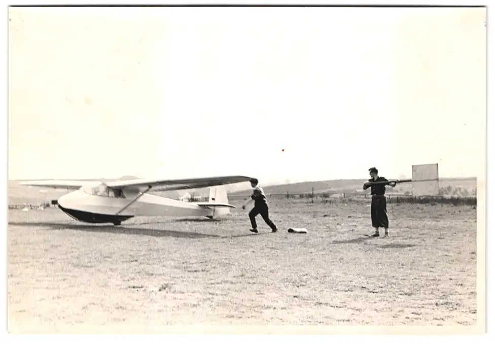 Fotografie Segelflugzeug beim Start mit Signalgeber 0