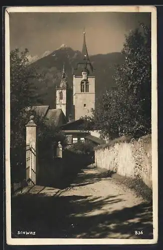 AK Schwaz, Strassenpartie mit Blick zur Kirche