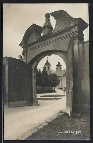 AK Wilten, Blick durch ein Tor zur Kirche