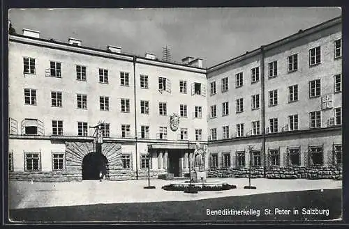 AK Salzburg, Benediktinerkolleg St. Peter, Innenhof mit Denkmal