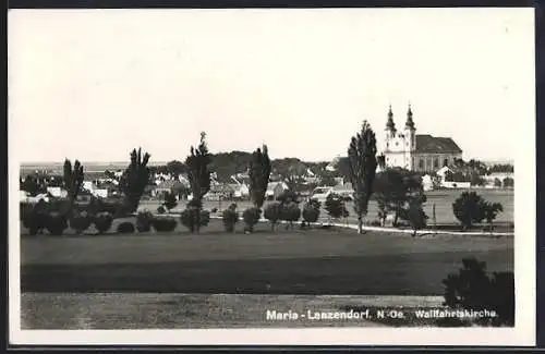 AK Maria-Lanzendorf /N.-Oe., Ortsansicht mit Wallfahrtskirche