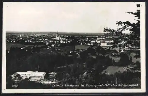 AK Leibnitz /Steiermark, Totalansicht mit städtischem Sulmstrandbad im Vordergrund