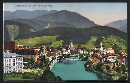 AK Leoben, Ortsansicht von Norden mit Kirche, Rundbrücke über einen Fluss und Bergpanorama